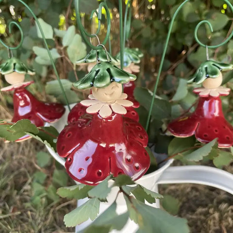 Håndlaget keramisk figur, Miss Strawberry