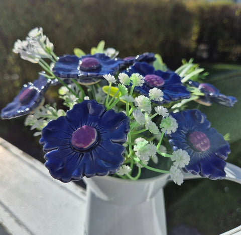 Håndlaget keramisk blomst blå/lilla