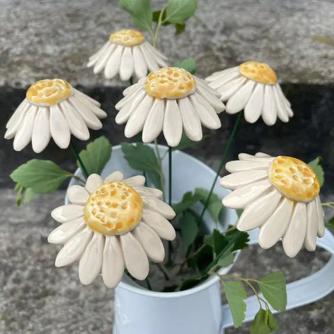 Håndlaget keramisk blomst kamille