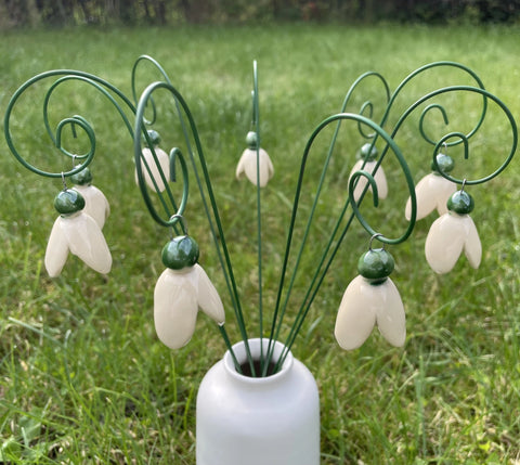 Håndlaget keramisk blomst, snøklokke