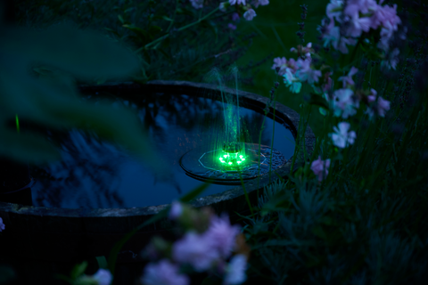 Solcelledrevet vannfontene med LED lys