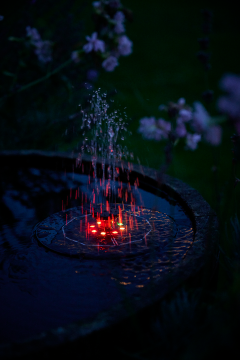 Solcelledrevet vannfontene med LED lys