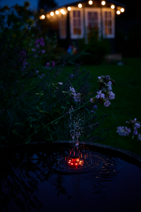 Solcelledrevet vannfontene med LED lys