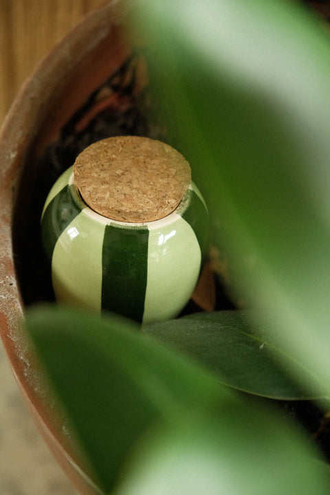 Håndlaget Olla selvvanning, grønn stripet