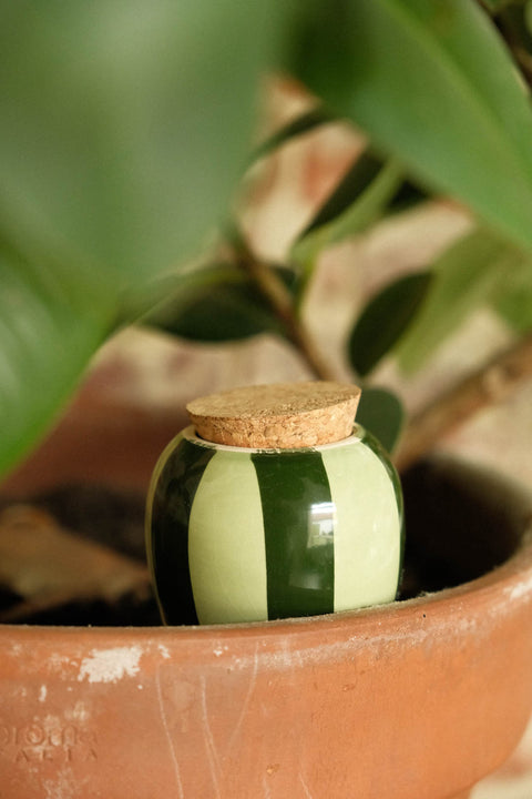 Håndlaget Olla selvvanning, grønn stripet