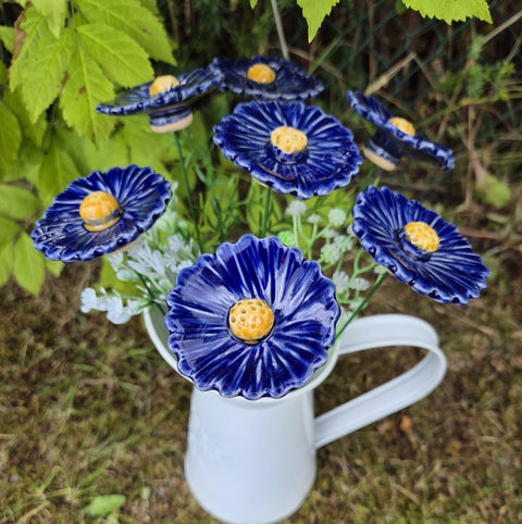 Håndlaget keramisk blomst blålin
