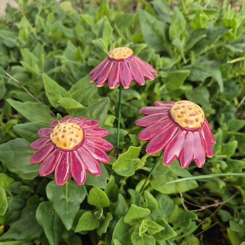 Håndlaget keramisk blomst lilla kamille