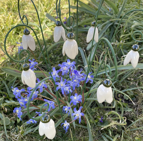 Håndlaget keramisk blomst, snøklokke