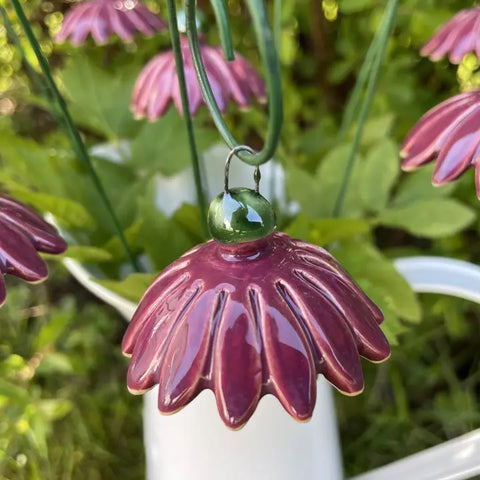 Håndlaget keramisk blomst lilla hengende