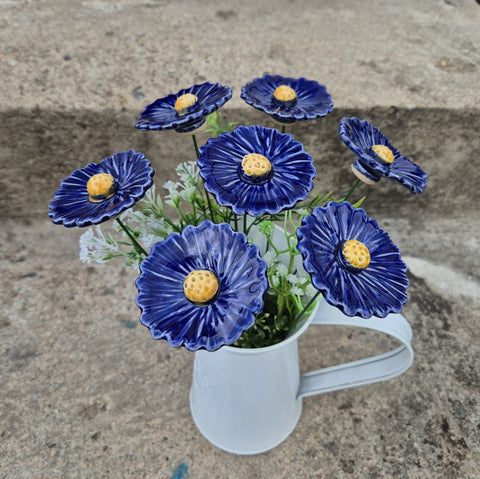 Håndlaget keramisk blomst blålin