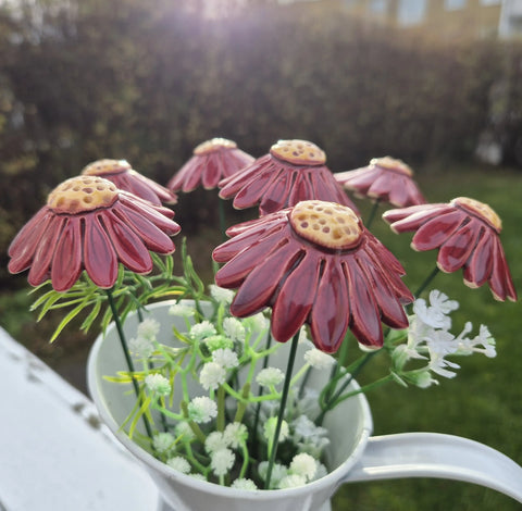 Håndlaget keramisk blomst rød