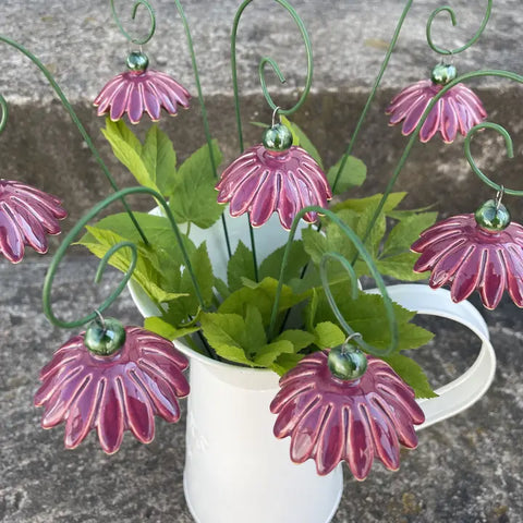Håndlaget keramisk blomst lilla hengende