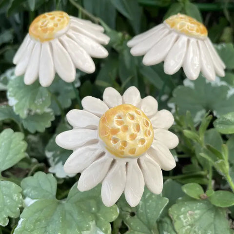 Håndlaget keramisk blomst kamille