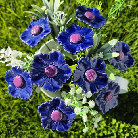 Håndlaget keramisk blomst blå/lilla