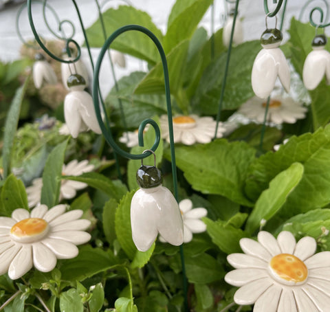 Håndlaget keramisk blomst, snøklokke