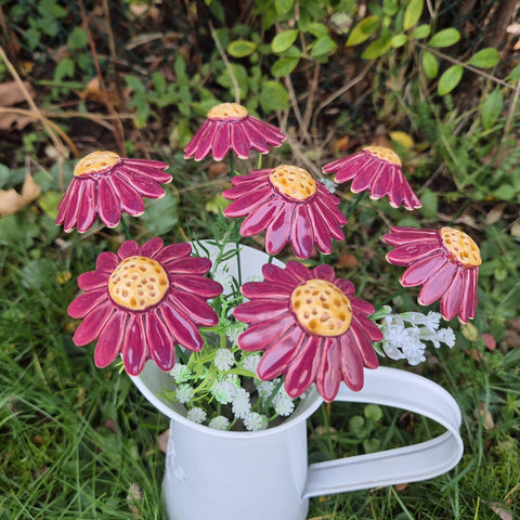 Håndlaget keramisk blomst lilla kamille