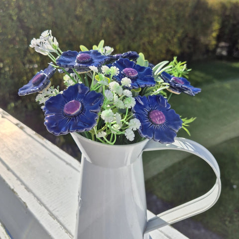 Håndlaget keramisk blomst blå/lilla