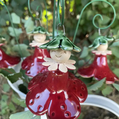 Håndlaget keramisk figur, Miss Strawberry