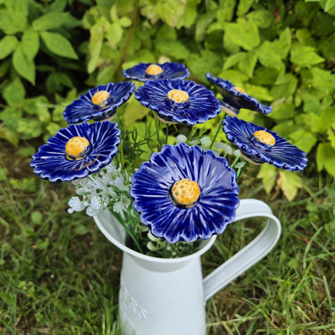 Håndlaget keramisk blomst blålin