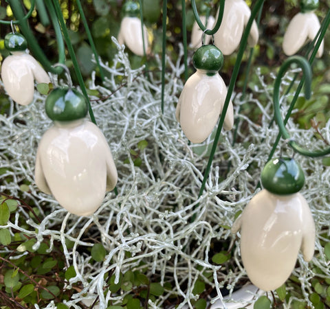 Håndlaget keramisk blomst, snøklokke