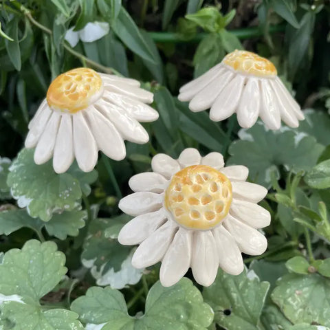 Håndlaget keramisk blomst kamille