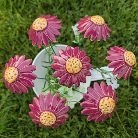 Håndlaget keramisk blomst lilla kamille