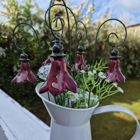 Håndlaget keramisk blomst, blodbeger