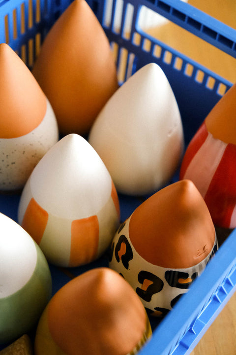 Håndlaget Olla selvvanning, glassert hvit