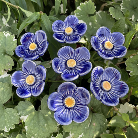 Håndlaget keramisk plommeblomst blå