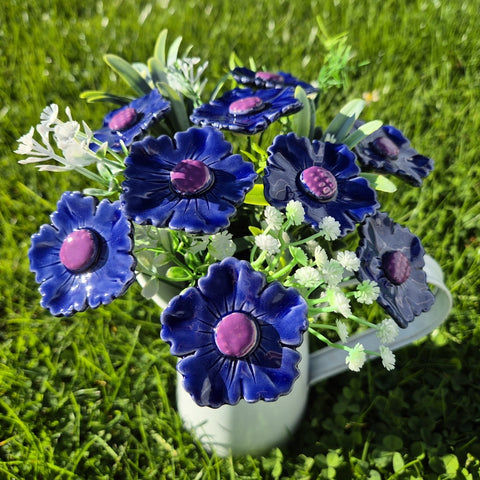 Håndlaget keramisk blomst blå/lilla