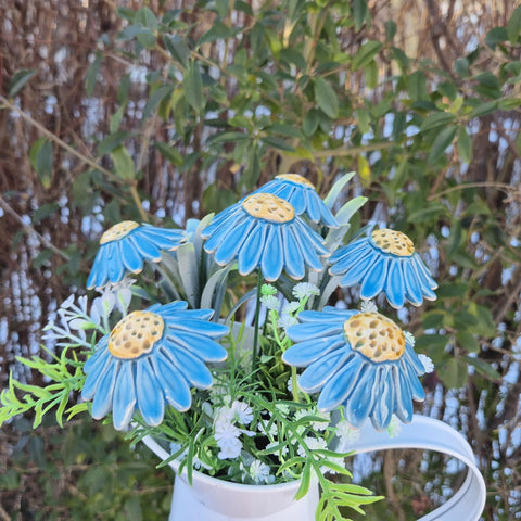 Håndlaget keramisk blomst lyseblå
