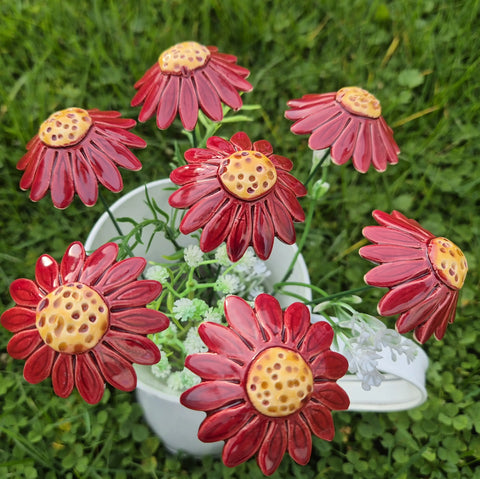 Håndlaget keramisk blomst rød