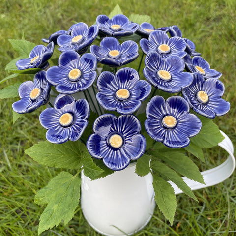 Håndlaget keramisk plommeblomst blå