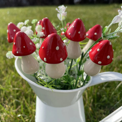 Håndlaget keramisk sopp