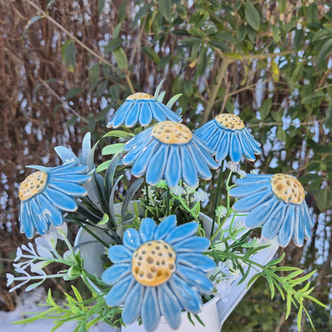 Håndlaget keramisk blomst lyseblå