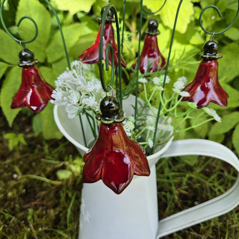 Håndlaget keramisk blomst, blodbeger
