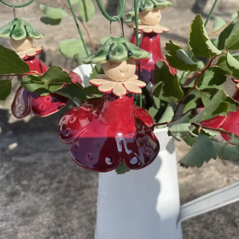 Håndlaget keramisk figur, Miss Strawberry