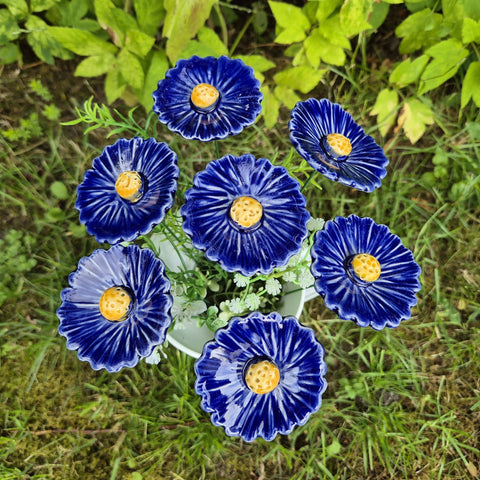 Håndlaget keramisk blomst blålin