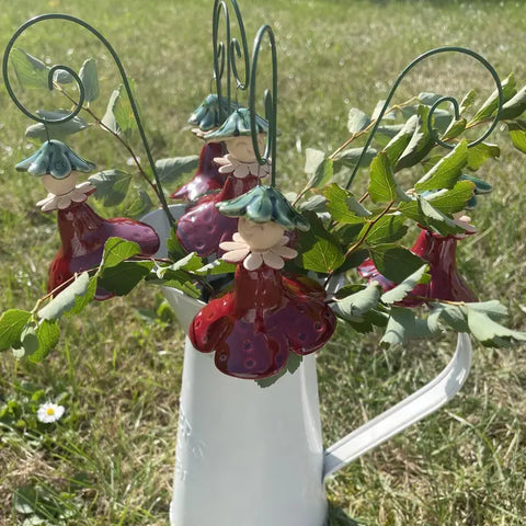 Håndlaget keramisk figur, Miss Strawberry