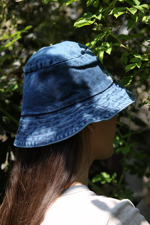 Bøttehatt og midjeforkle denim