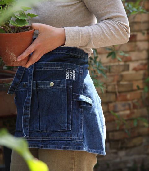 Bøttehatt og midjeforkle denim