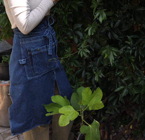 Bøttehatt og midjeforkle denim