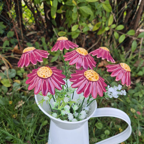 Håndlaget keramisk blomst lilla kamille