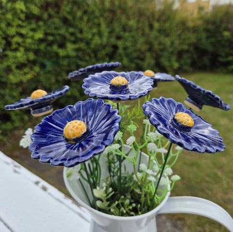 Håndlaget keramisk blomst blålin