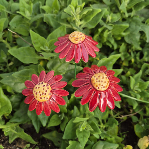 Håndlaget keramisk blomst rød